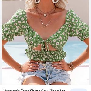 Green daisy floral puffed sleeve crop top. With tie front.